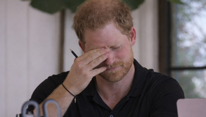 Princ Harry sa pred súdom rozplakal: Urobili jej zo života peklo!