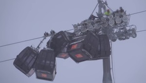 VIDEO: Desivý pohľad na svahu. Na lanovke sa zrazilo 5 kabínok