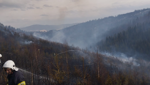 Takmer 80 hasičov bojovalo s požiarom v ťažkom teréne, nasadený bol aj vrtuľník