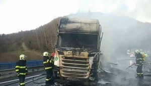 Nehoda kamiónu a osobného auta. Vozidlá po náraze zachvátili plamene