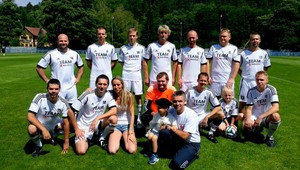 Potili krv za dobrú vec. Mečiar (43) a Farkašovský (33) si zahrali futbal