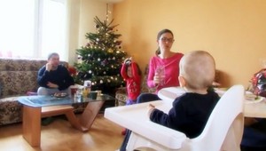 Rodina prišla o strechu nad hlavou. Stromček si postavili v náhradnom byte