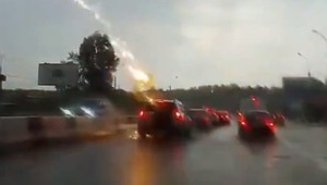 VIDEO: Desivé zábery z diaľnice. Do idúceho auta dvakrát udrel blesk
