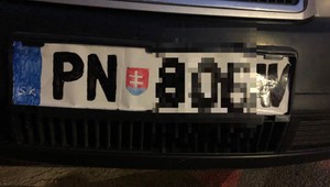 ŠPZ si nakreslil a vyfarbil. Keď ho policajti zastavili, zistili, že nemá ani vodičák