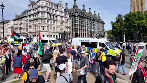 Polícia v Londýne zakročila na propalestínskom proteste, zatkla takmer 900 ľudí