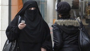 Protimoslimská senátorka si obliekla v parlamente burku