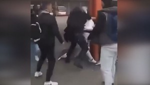 Po brutálnej bitke tínedžerov na autobusovej stanici polícia prijala opatrenia