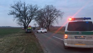 Čelná zrážka pri Novej Dedinke. Musel zasahovať aj vrtuľník