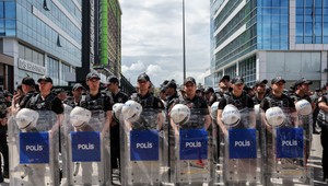 Turecká polícia vtrhla do centrály opozície. Proti demonštrantom nasadila slzný plyn