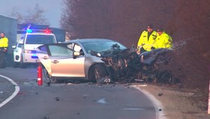 Predbiehanie cez plnú čiaru skončilo nešťastím. Náraz bol taký silný, že vozidlo odhodilo mimo cesty