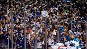 Fanúšička ukázala hráčovi San Jose na trestnej lavici holé prsia!