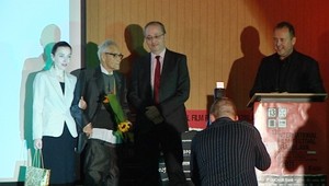 VIDEO: Uznávanému odborníkovi spadli na pódiu nohavice...