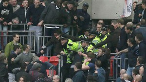 VIDEO: Výtržnosti fanúšikov zatienili postup Wiganu v FA Cupe