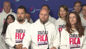 "Stačilo Fica," Demokrati spúšťajú zber podpisov na referendum