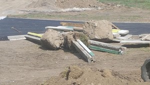 Smrteľný úraz v areáli školy. Muža privalil betónový stĺp