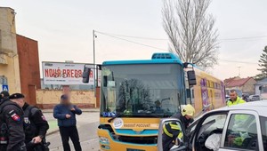Tragická zrážka auta s autobusom: Vodič prišiel o život
