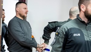 Proces s extrémistom Bombicom pokračuje. Súd rozhodne aj o jeho väzbe