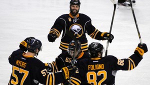 Tretie víťazstvo Buffala v rade, Halák v St. Louis skončil