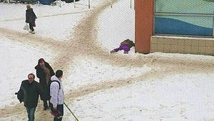 Šokujúca zábava: S nožom v chrbte sa zavesil na internet