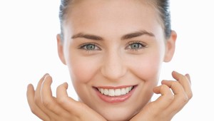 VIDEO: Úsmev ako z Hollywoodu? Porazte žlté zuby obľúbeným ovocím