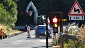 Na opravovanom úseku vodiči nerešpektujú semafory. Riešiť museli aj útok vandalov