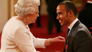 Hamilton prevzal od Alžbety II. Rád Britského impéria