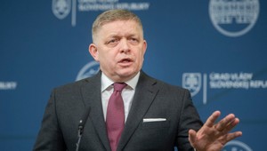 Vláda obišla zmrazenie ministerských platov. O koľko si polepší Robert Fico?