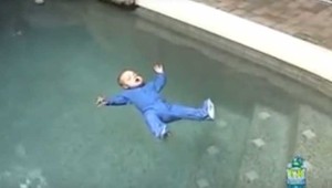 Šokujúce video: Ako sa batoľa naučilo prežiť po páde vo vode?