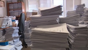 Zamestnanci sa doslova topia v dokumentoch. Minister pracuje na novej súdnej mape