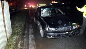 Prechádzal mimo priechodu pre chodcov, zrazil ho mladík (22) na bavoráku