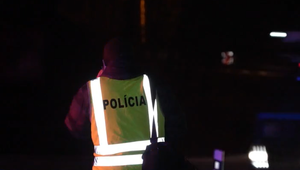 Požiar, potýčka a popíjajúca mládež: Policajti mali počas nočnej plné ruky práce