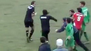 VIDEO: Lynčovanie futbalového rozhodcu priamo na ihrisku