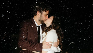 V seriáli hľadal lásku dlho, v skutočnosti ešte dlhšie, ale konečne sa OŽENIL! Dokonalá romantika!