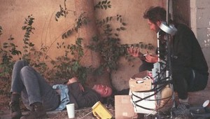 Hollywoodska hviezda popíja s bezdomovcami