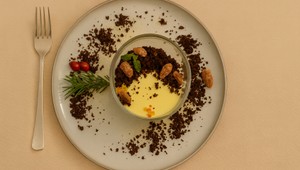 Pomarančový smotanový koláčik s karamelizovanými mandľami