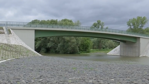 Počet ilegálnych migrantov stúpol po tom, ako postavili nový hraničný most