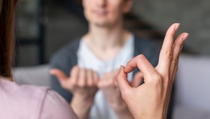 Tlmočníkov posunkového jazyka je akútny nedostatok, pomôcť má nový študijný program