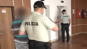 Najskôr jej nadával, neskôr sa vyhrážal pustením plynu. Mužovi hrozí väzenie