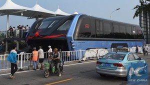 Autobus budúcnosti? Perfektne sa vyhne každej zápche