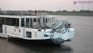 FOTO: Havária výletnej lode v Komárne. Kapitánovi prišlo zle