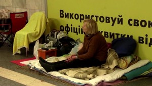 Život v uliciach Kyjeva sa presunul do podzemia. V metre našli mnohí bezpečný úkryt