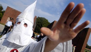 Ku Klux Klan si pomýlil adresu, verboval v černošskej štvrti