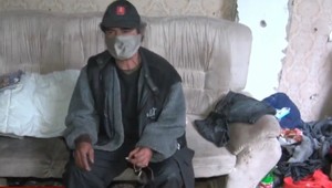 Tínedžeri z osady brutálne prepadli bezdomovcov. Mladíci útočili palicami a sekáčom na mäso