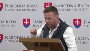 Splnomocnenec vlády Kotlár odpovedal protiotázkami a napokon odišiel spred mikrofónov