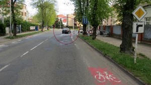 Malé dievčatko vypadlo počas jazdy z auta