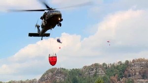 Hasiť požiar pomáhal jeho vlastným vrtuľníkom. Nakoniec dostal pokutu