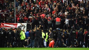 VIDEO: Na zápase v Amiens sa zrútila bariéra na tribúne. Zranilo sa najmenej 29 ľudí