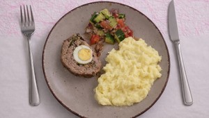 Mäsová roláda so špenátom, šampiňónmi a vajíčkom, zemiakové pyré a šalát