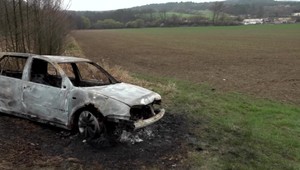 Najprv vyfučali pneumatiky, neskôr zmizol prívesný vozík a auto zachvátili ho plamene
