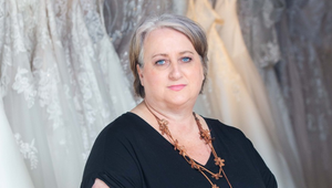 Majiteľka svadobného salóna dala do výkladu netradičnú figurínu: Každý, kto ide okolo, nadáva!